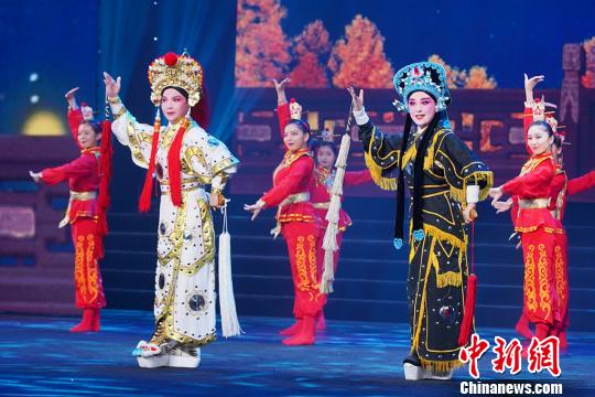 演员们登台献唱。　闻文 摄