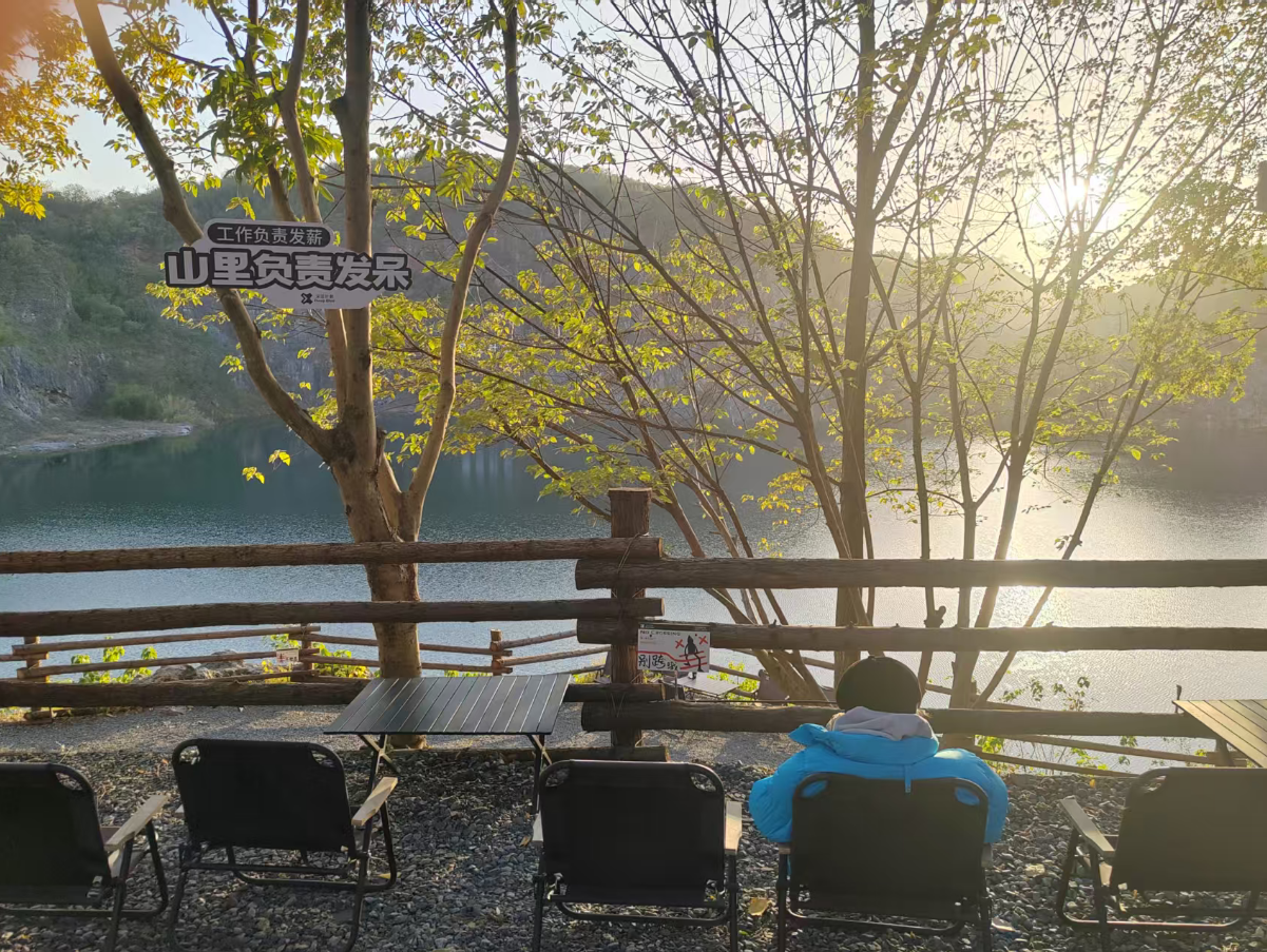 矿坑蝶变“小冰岛” 青春赋能共富路——海外华媒探访安吉“深蓝计划”的生态奇迹